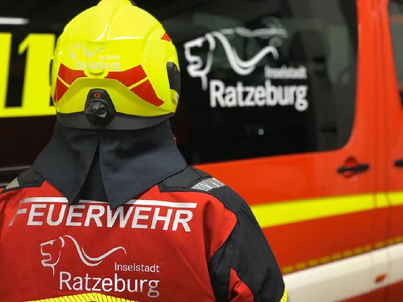 Die neue persönliche Schutzausrüstung der Freiwiiligen Feuerwehr Ratzeburg verfügt natürlich auch über das Corporate Design der Stadt Ratzeburg.